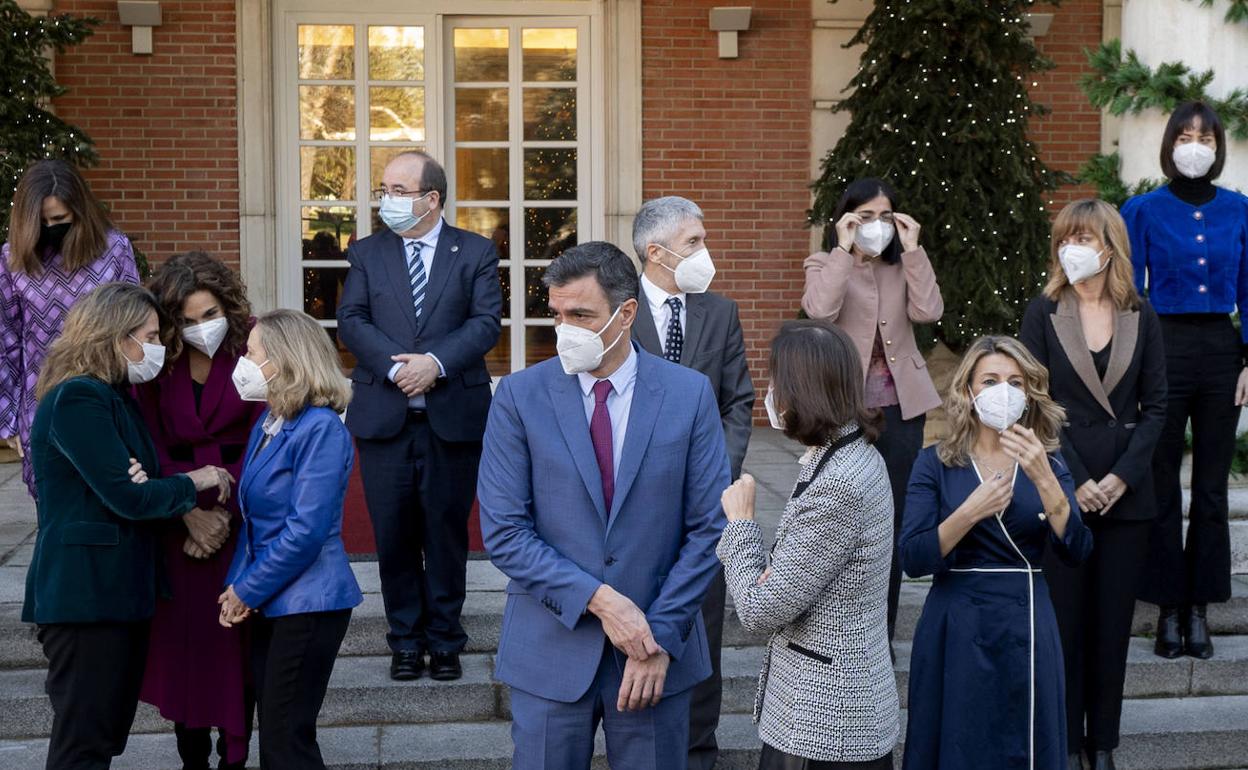 Pedro Sánchez, junto a los miembros de su Gobierno en la última foto de familia.