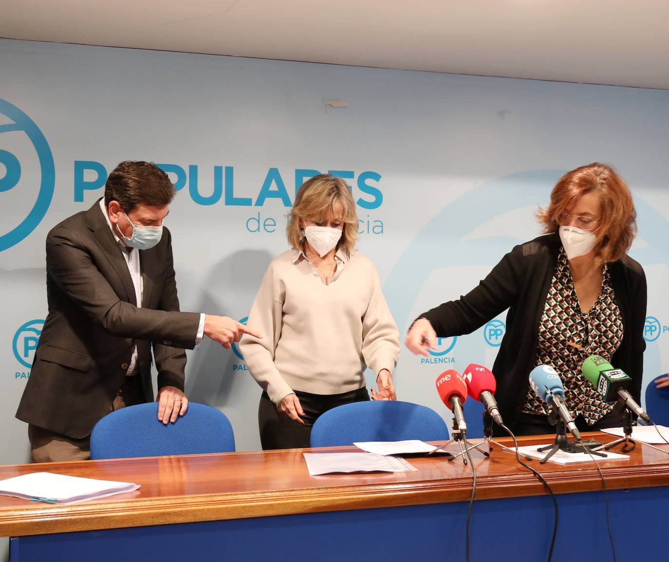 La presidenta del Partido Popular de Palencia, Ángeles Armisén, y la coordinadora provincial del PP, María José De la Fuente que presenta la ponencia, acompañan al consejero de Economía y Hacienda, Carlos Fernández Carriedo.