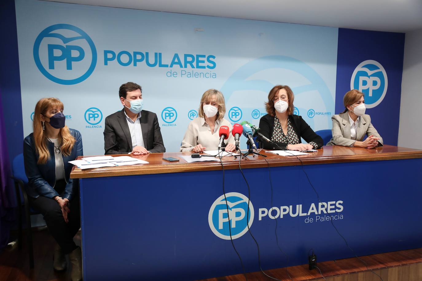 La presidenta del Partido Popular de Palencia, Ángeles Armisén, y la coordinadora provincial del PP, María José De la Fuente que presenta la ponencia, acompañan al consejero de Economía y Hacienda, Carlos Fernández Carriedo.