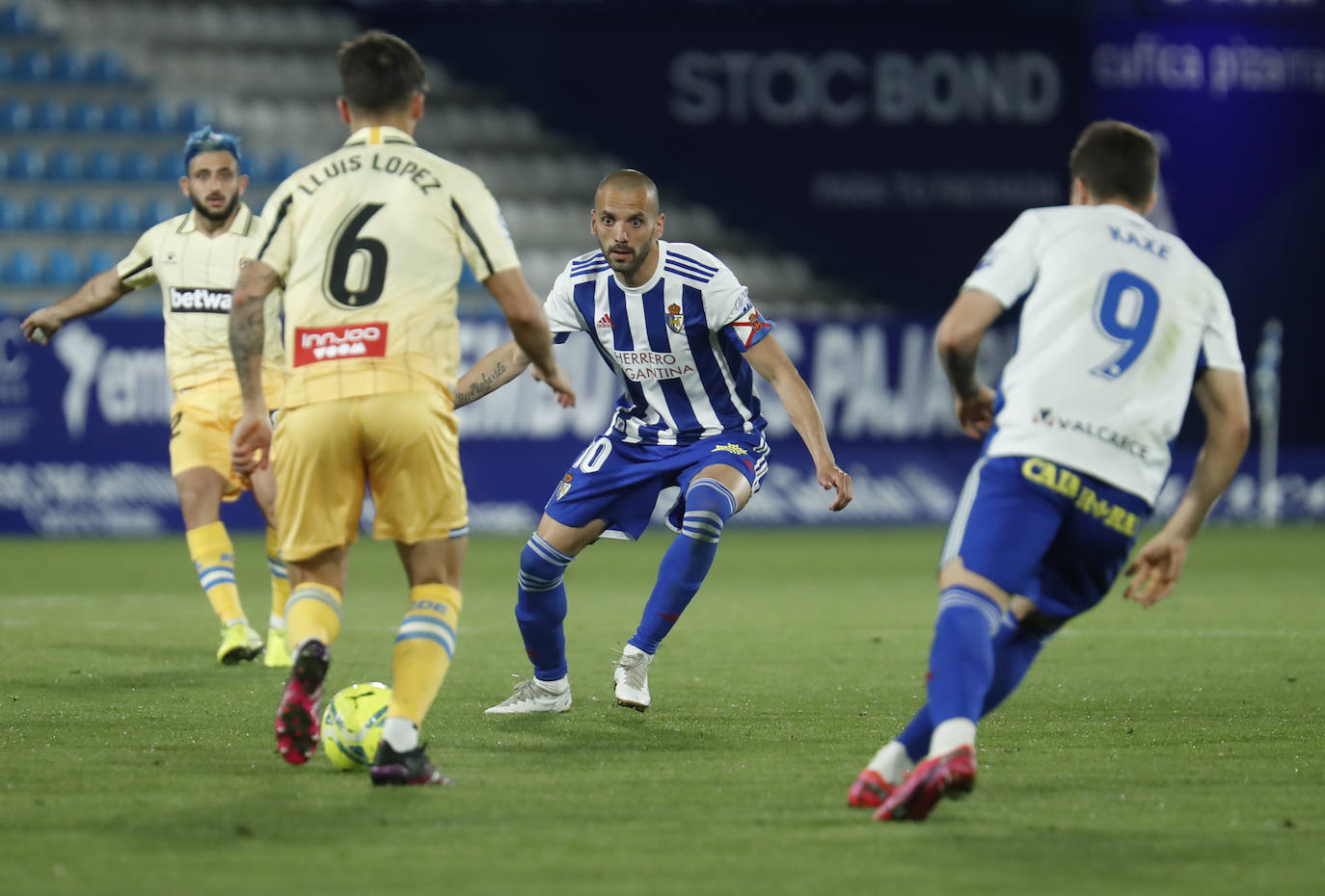 Yuri presiona a Lluís López en el duelo que enfrentó a bercianos y catalanes en la pasada campaña de la Liga Smartbank.