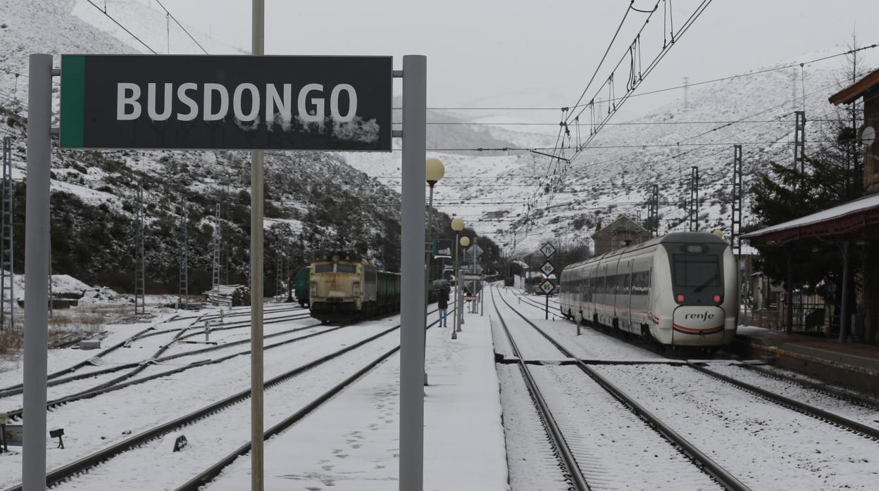 Interrumpido el servicio de trenes entre Busdongo y Puente de los Fierros por alerta de fuertes nevadas 