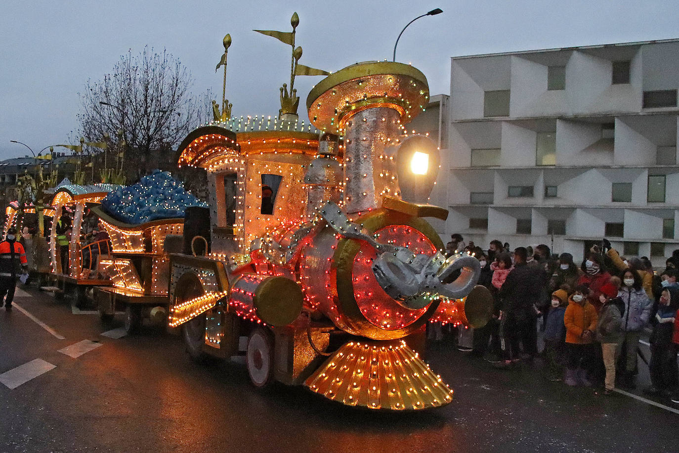 Sus Majestades los Reyes Magos de Oriente desfilan por las calles de León un una noche de Reyes mágica que retoma parte de la normalidad tras la pandemia