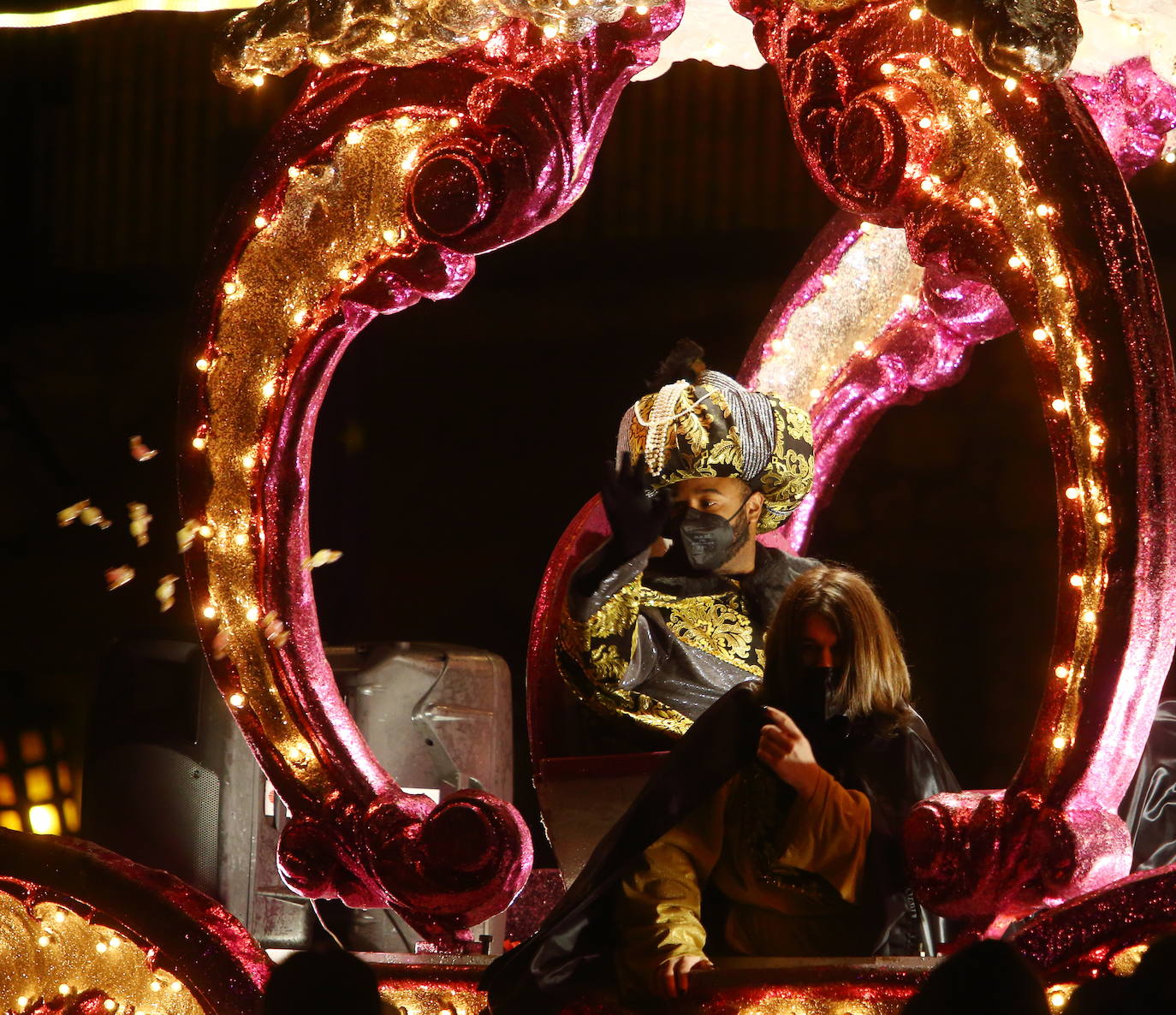 La cabalgata de Sus Majestades de Oriente reparte ilusión a los ponferradinos en una noche mágica en la capital berciana