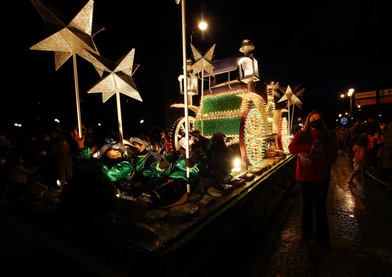 La cabalgata de Sus Majestades de Oriente reparte ilusión a los ponferradinos en una noche mágica en la capital berciana