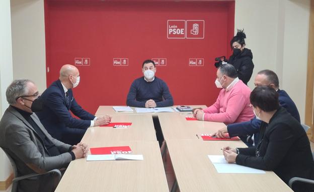 Los cargos con peso en la gestión del Partido Socialista de León se reunen con el secretario general en la sede del PSOE.