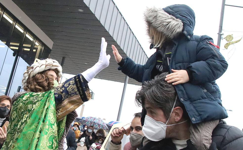 Los niños leoneses reciben a los Reyes Magos en la Estación de Renfe de León.