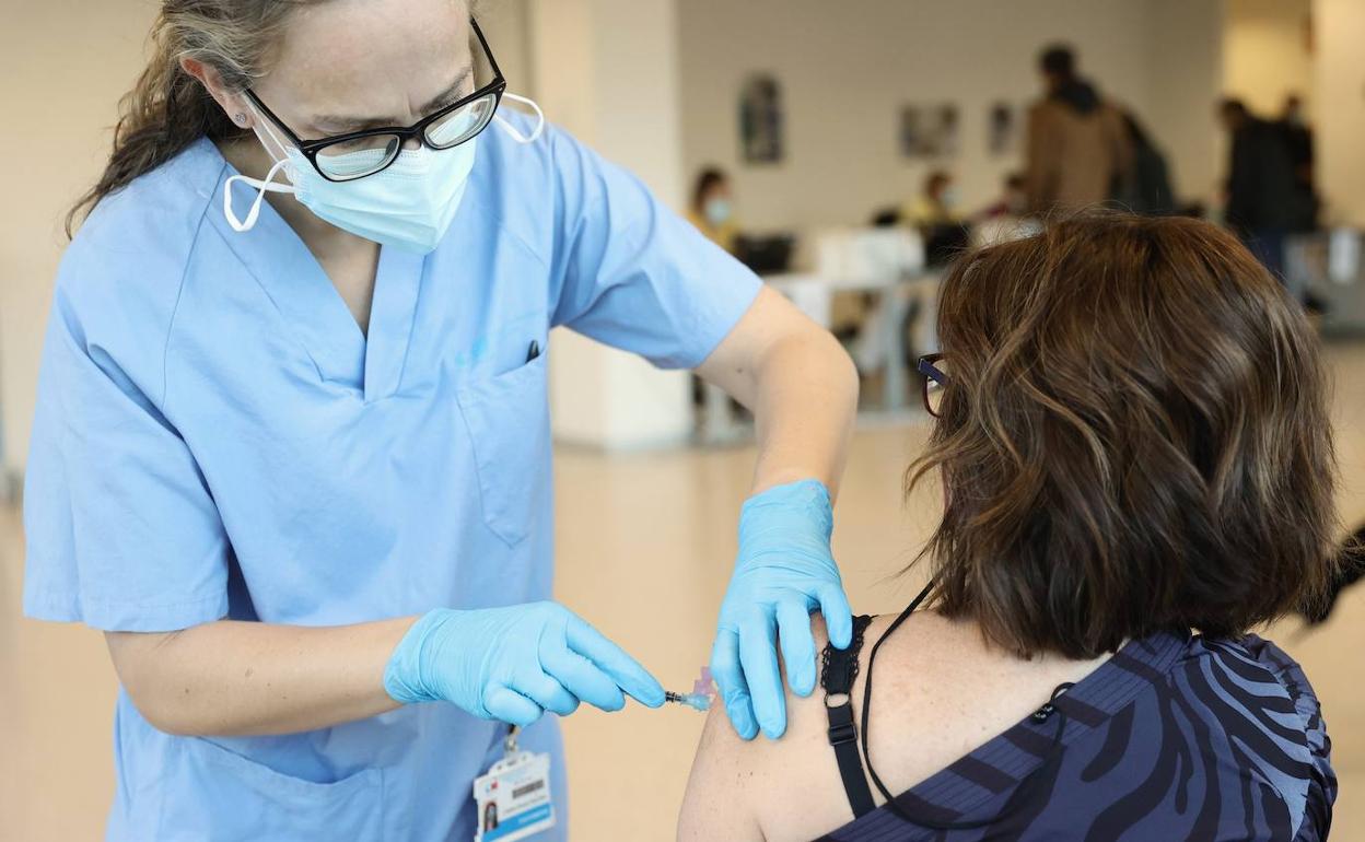 Una enfermera administra una dosis de refuerzo en Madrid.