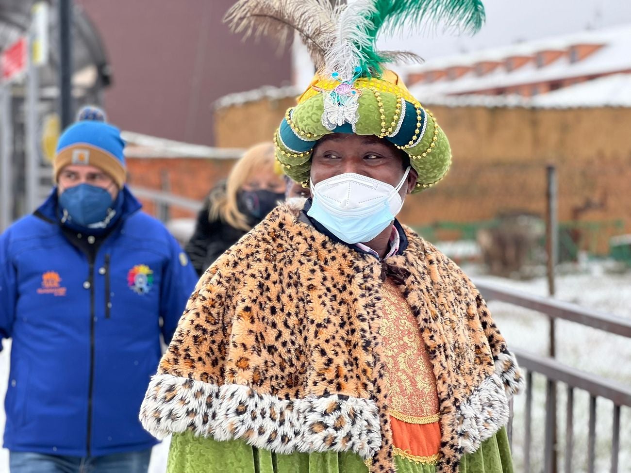 Los magos han llegado en una máquina de Feve y lo han hecho superando la nevada matinal. 