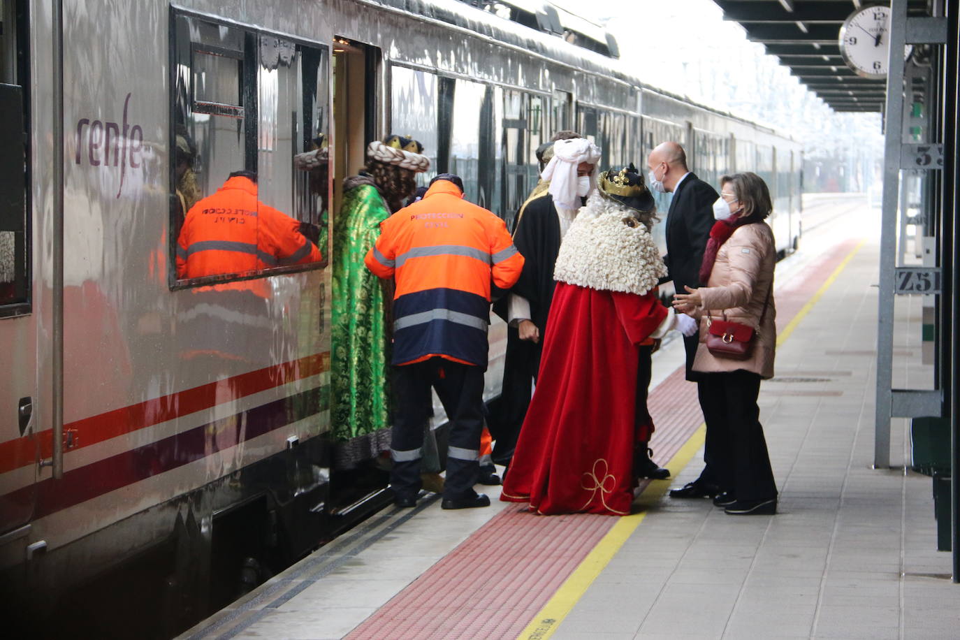 Los niños leoneses reciben a los Reyes Magos en la Estación de Renfe