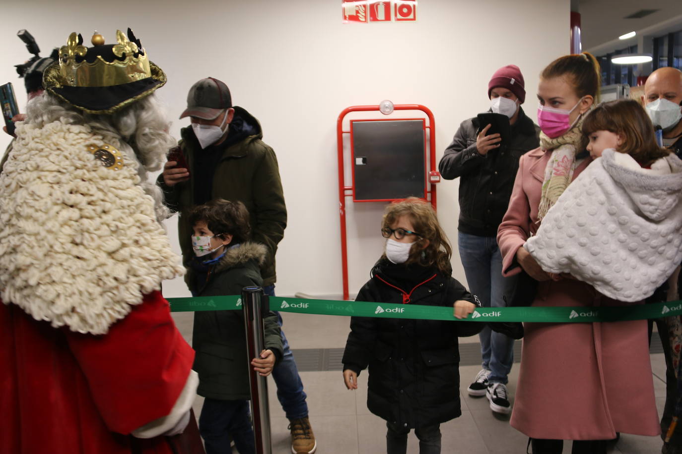 Los niños leoneses reciben a los Reyes Magos en la Estación de Renfe