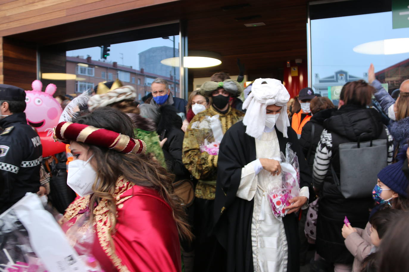 Los niños leoneses reciben a los Reyes Magos en la Estación de Renfe