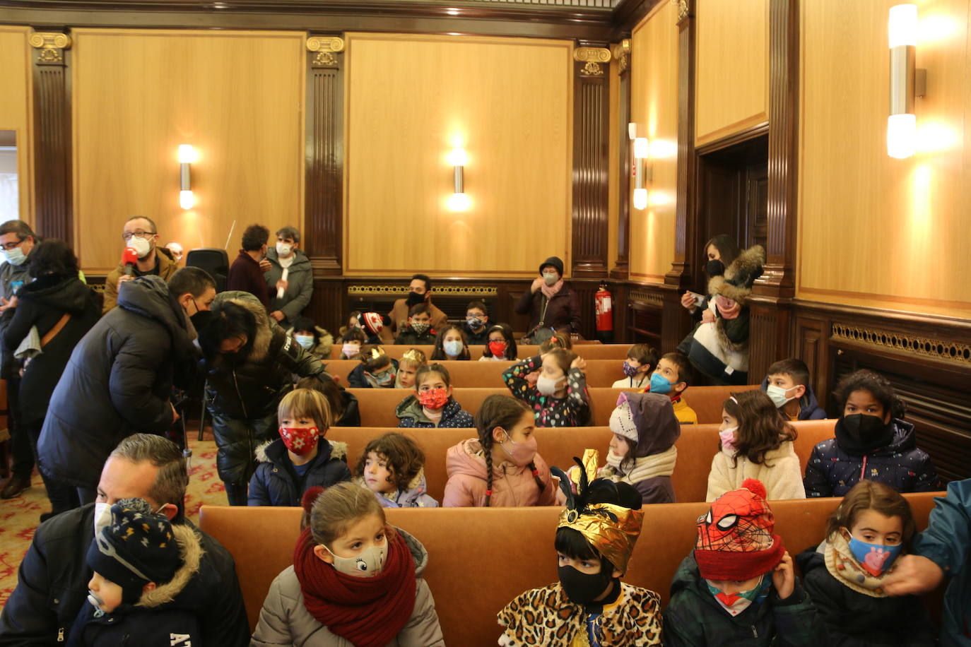 Los niños leoneses reciben a los Reyes Magos en la Estación de Renfe