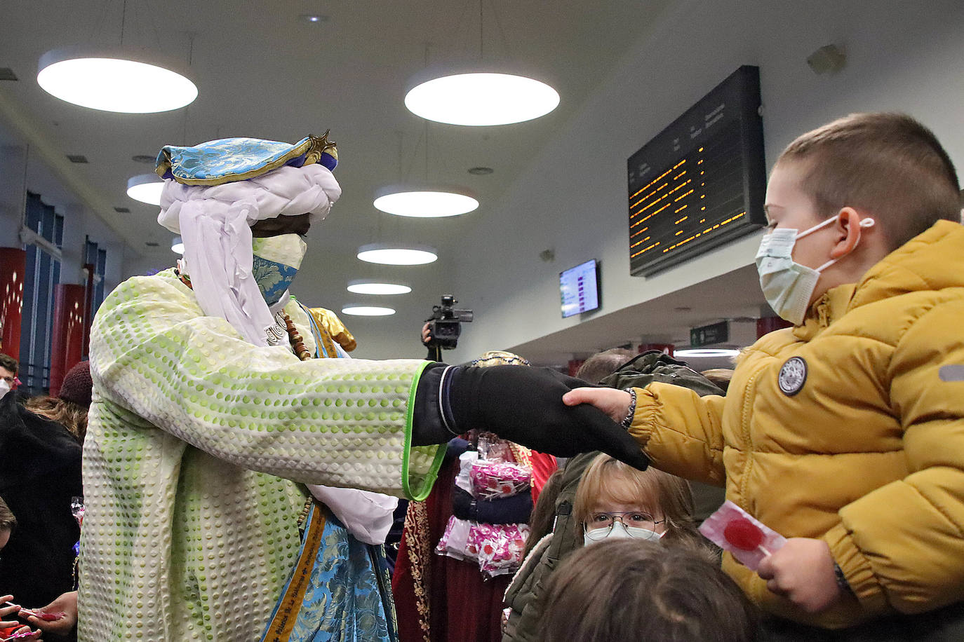 Los niños leoneses reciben a los Reyes Magos en la Estación de Renfe