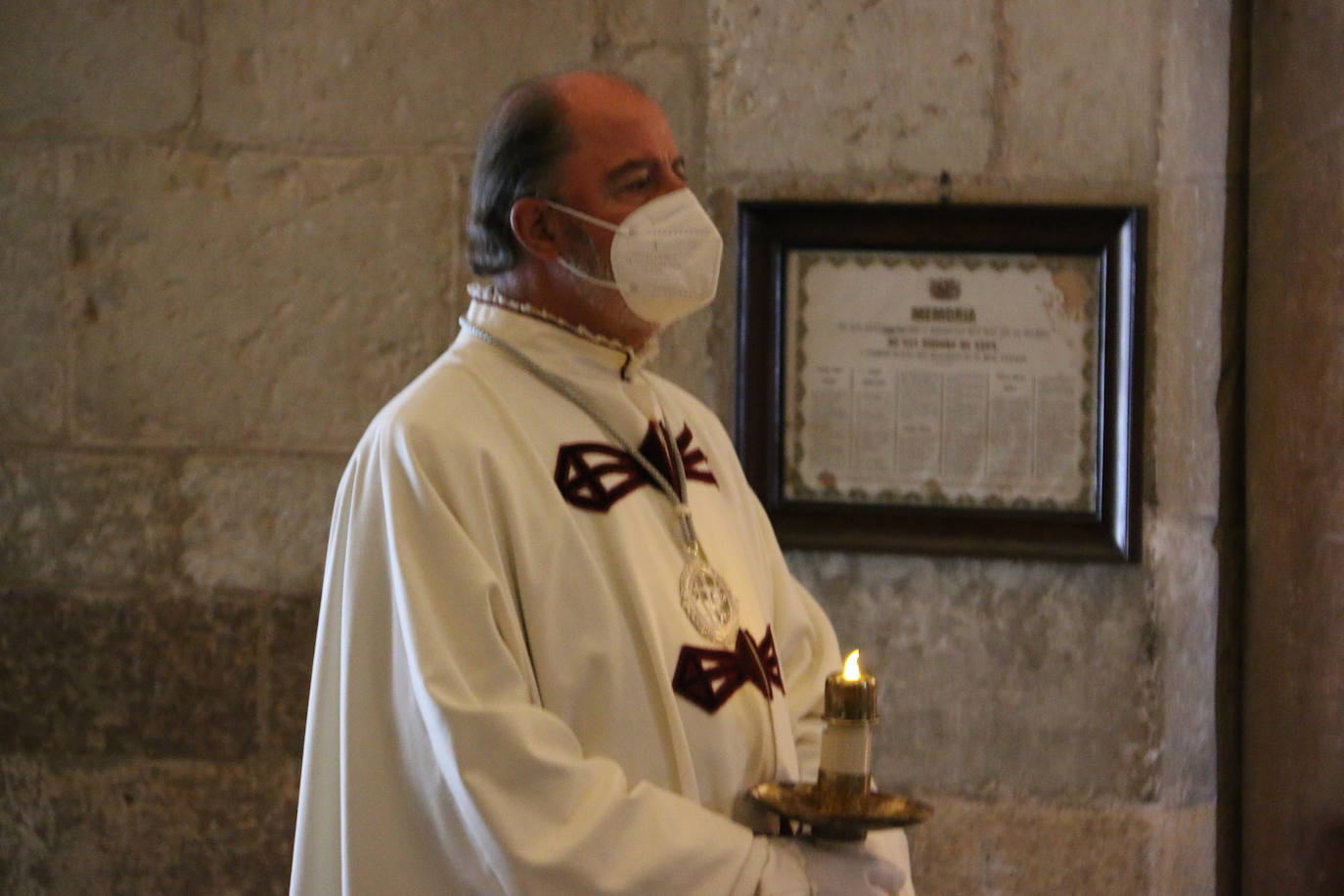 El Panteón de la Real Colegiata de San Isidoro acoge el íntimo y solemne Cuarto Turno de Vela, un acto en homenaje a los monarcas del viejo reino que por segundo año consecutivo ha estado marcado por la pandemia.