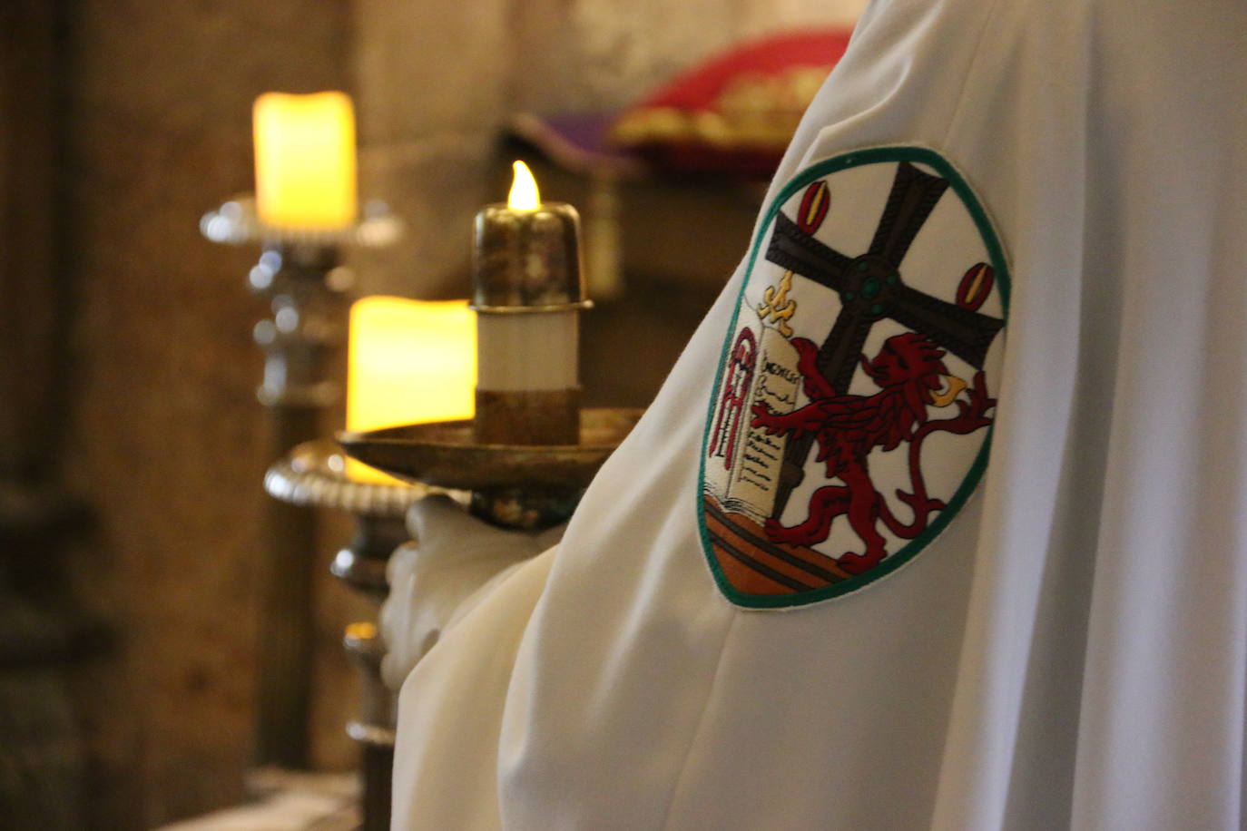 El Panteón de la Real Colegiata de San Isidoro acoge el íntimo y solemne Cuarto Turno de Vela, un acto en homenaje a los monarcas del viejo reino que por segundo año consecutivo ha estado marcado por la pandemia.