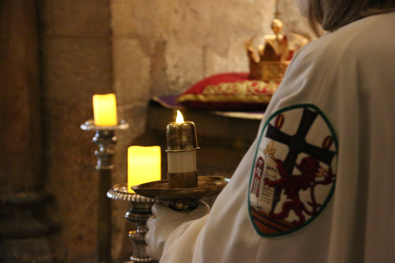 El Panteón de la Real Colegiata de San Isidoro acoge el íntimo y solemne Cuarto Turno de Vela, un acto en homenaje a los monarcas del viejo reino que por segundo año consecutivo ha estado marcado por la pandemia.