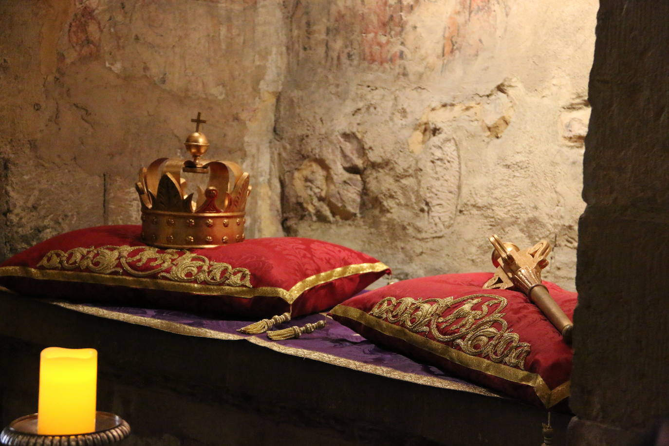 El Panteón de la Real Colegiata de San Isidoro acoge el íntimo y solemne Cuarto Turno de Vela, un acto en homenaje a los monarcas del viejo reino que por segundo año consecutivo ha estado marcado por la pandemia.