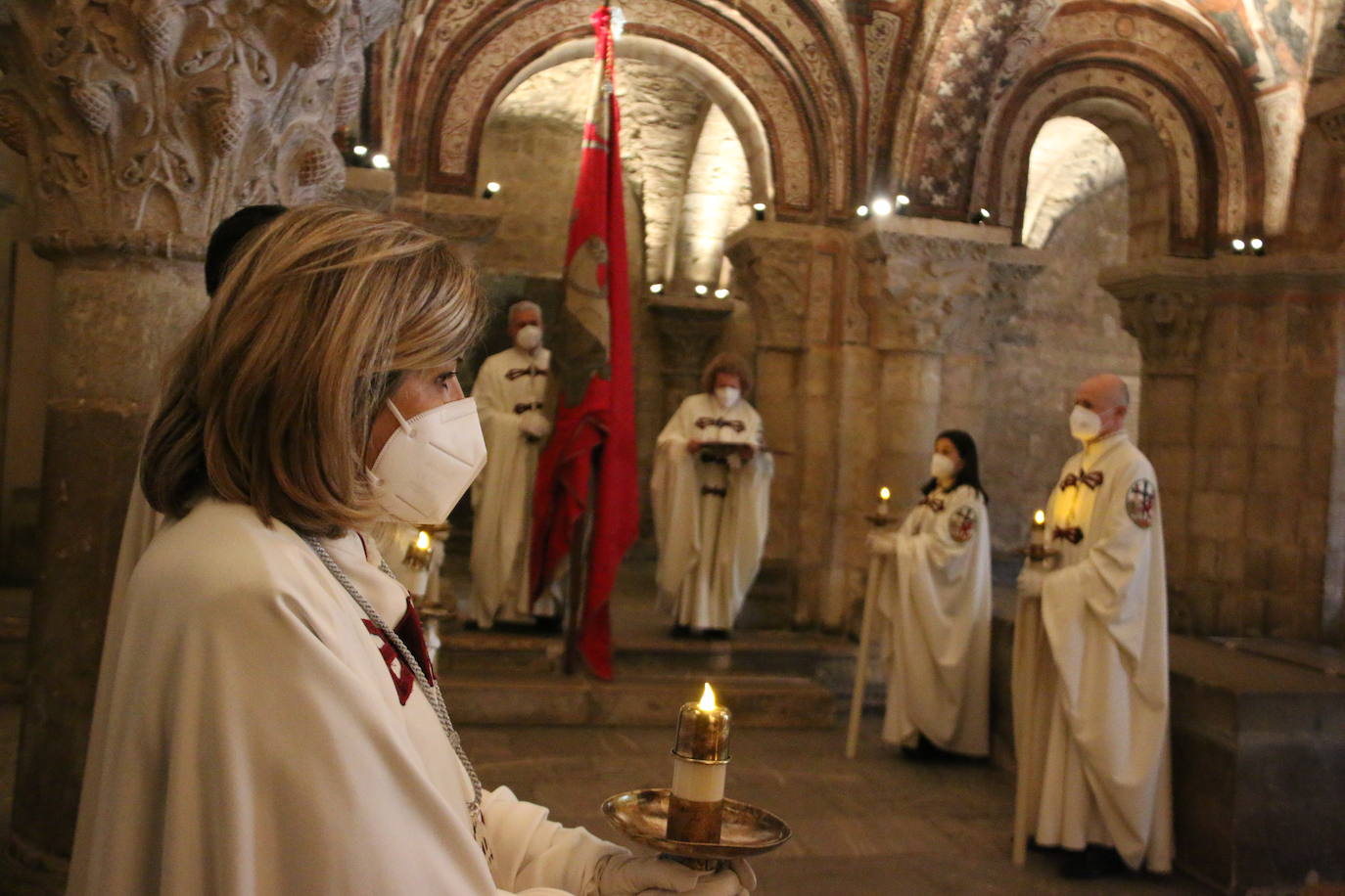 El Panteón de la Real Colegiata de San Isidoro acoge el íntimo y solemne Cuarto Turno de Vela, un acto en homenaje a los monarcas del viejo reino que por segundo año consecutivo ha estado marcado por la pandemia.