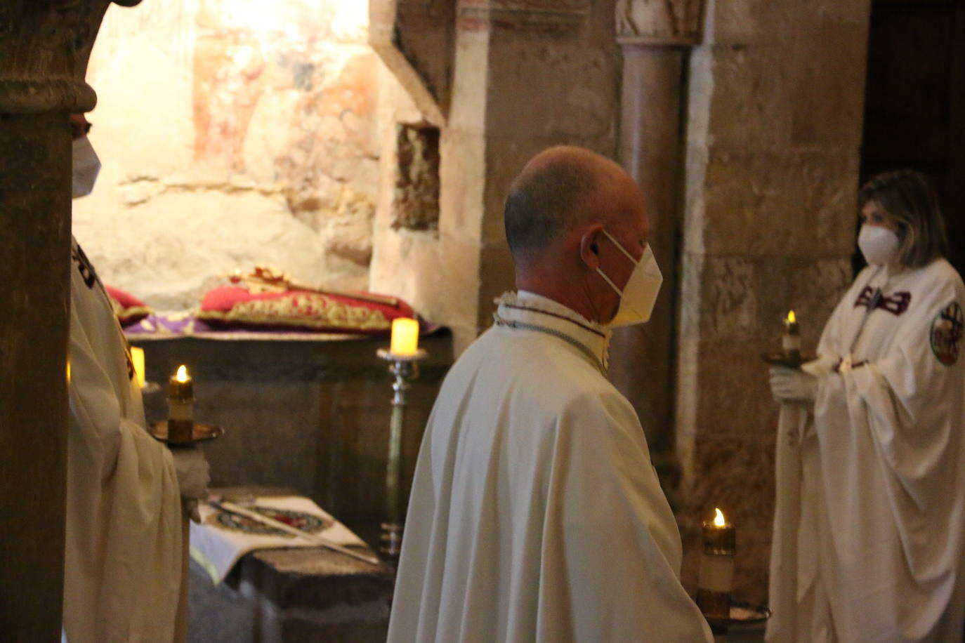 El Panteón de la Real Colegiata de San Isidoro acoge el íntimo y solemne Cuarto Turno de Vela, un acto en homenaje a los monarcas del viejo reino que por segundo año consecutivo ha estado marcado por la pandemia.