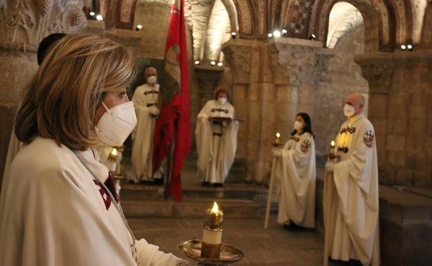 Galería. Damas y caballeros de la Cofradía del Milagroso Pendón de San Isidoro durante el homenaje a los monarcas.