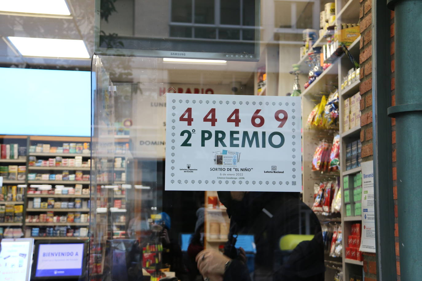 La administración de la Calle Covadonga vende en máquina un décimo del 44469, por valor de 75.000 euros.