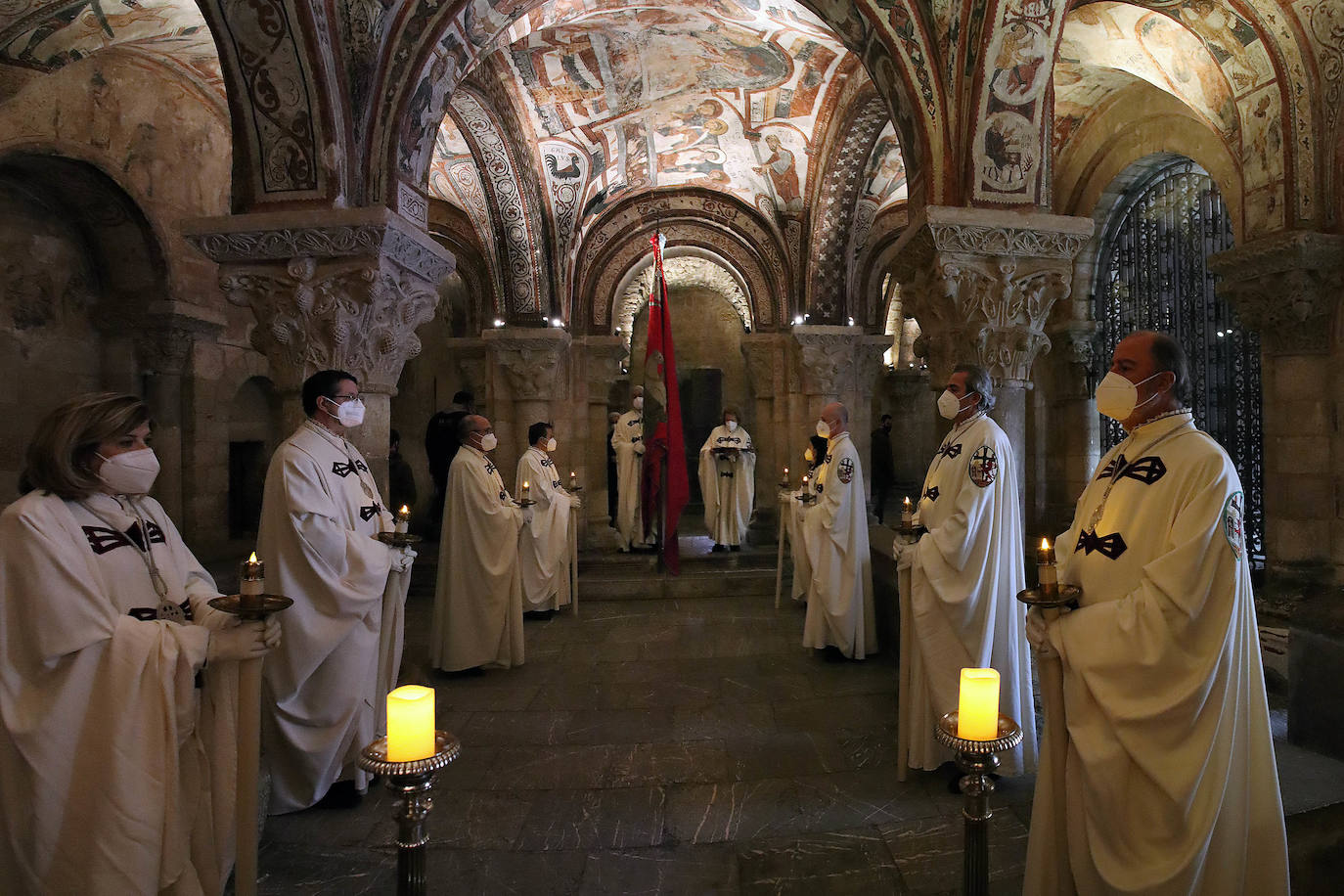 Tradicional responso oficiado por el obispo de León, Luis Ángel de las Heras, en memoria de los Reyes de León, organizado por la Imperial Orden del Milagroso e Invicto Pendón de San Isidoro, con turno de guardia y oración en el Panteón Real y presencia del alcalde