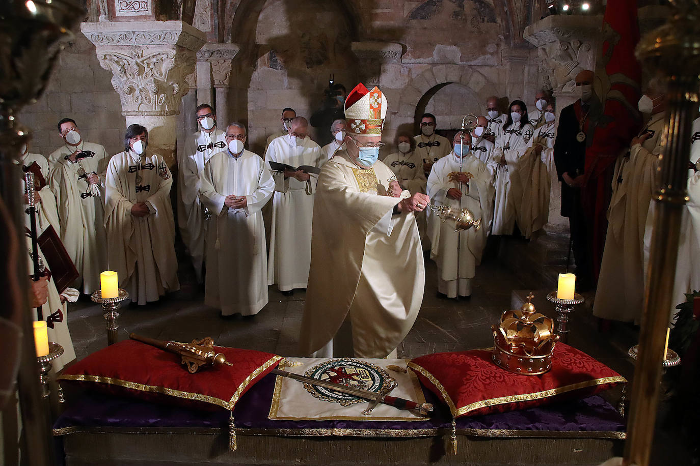 Tradicional responso oficiado por el obispo de León, Luis Ángel de las Heras, en memoria de los Reyes de León, organizado por la Imperial Orden del Milagroso e Invicto Pendón de San Isidoro, con turno de guardia y oración en el Panteón Real y presencia del alcalde