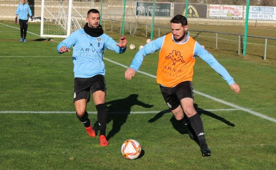 Ander Vitoria y Galas, durante un entrenamiento de la Cultural, apuntan a ser titulares en Las Gaunas.