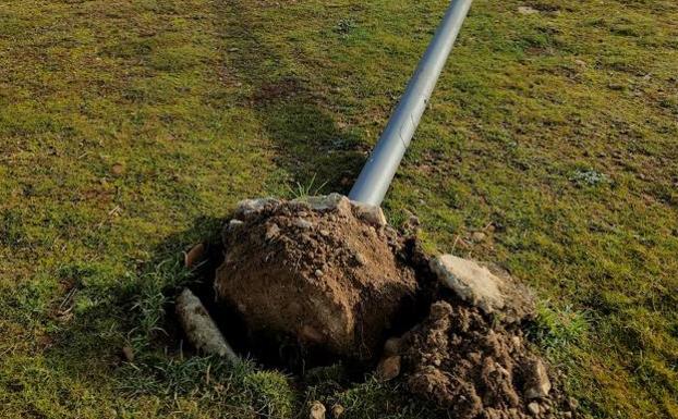 Imagen de una de las farolas después de ser derribada 