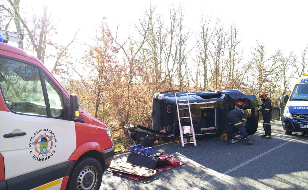 Rescate de una mujer atrapada en un vehiculo accidentado.