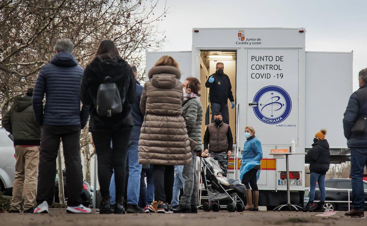 Colas para realizarse un test de antígenos en Ciudada Rodrigo, Salamanca.