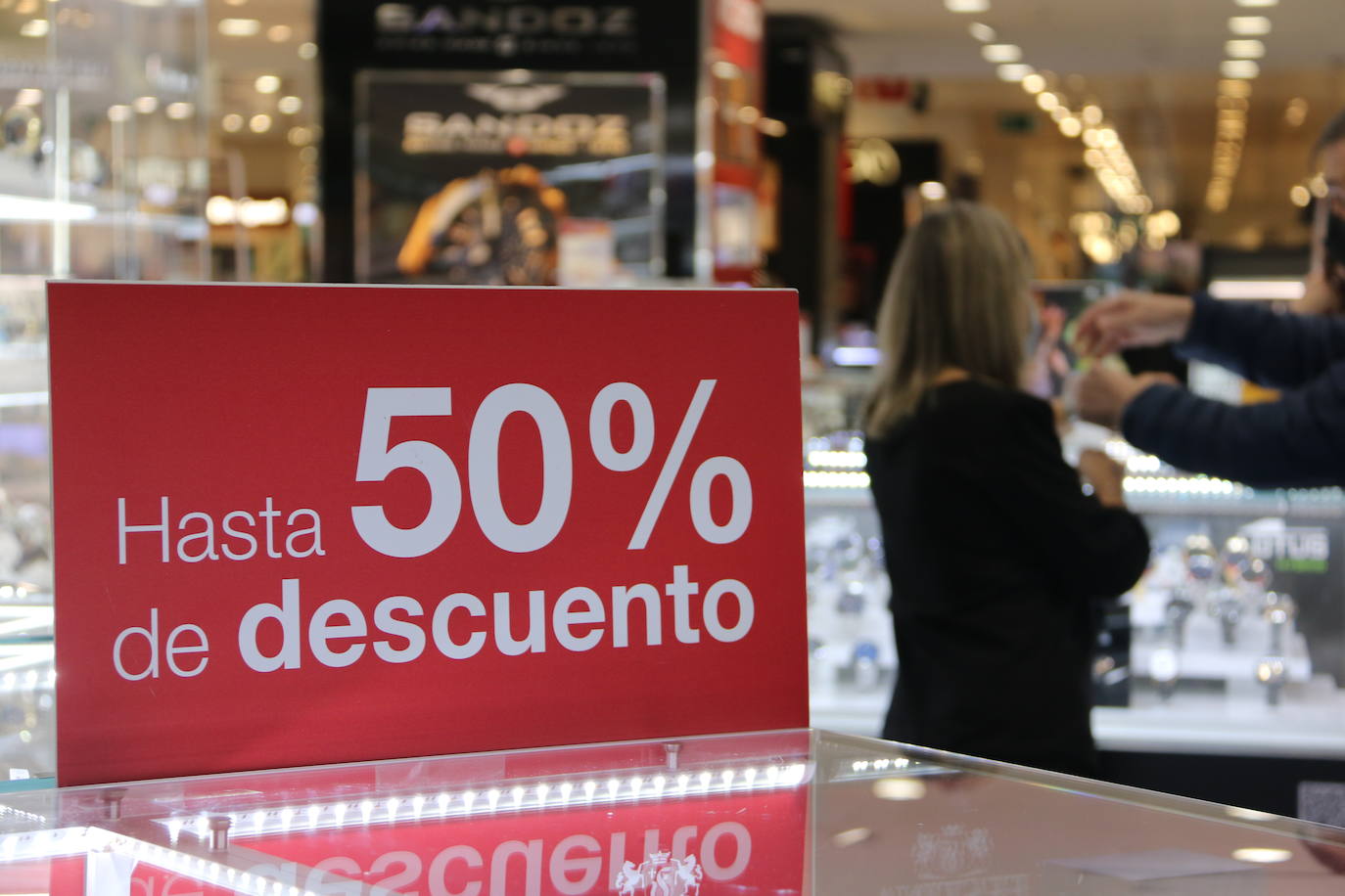 La tecnología se une a los productos estrella de la temporada junto con la ropa de abrigo con descuentos de hasta el 50% | Los grandes almacenes se muestran «optimistas» ante un inicio de rebajas que se prolongará hasta finales de febrero 