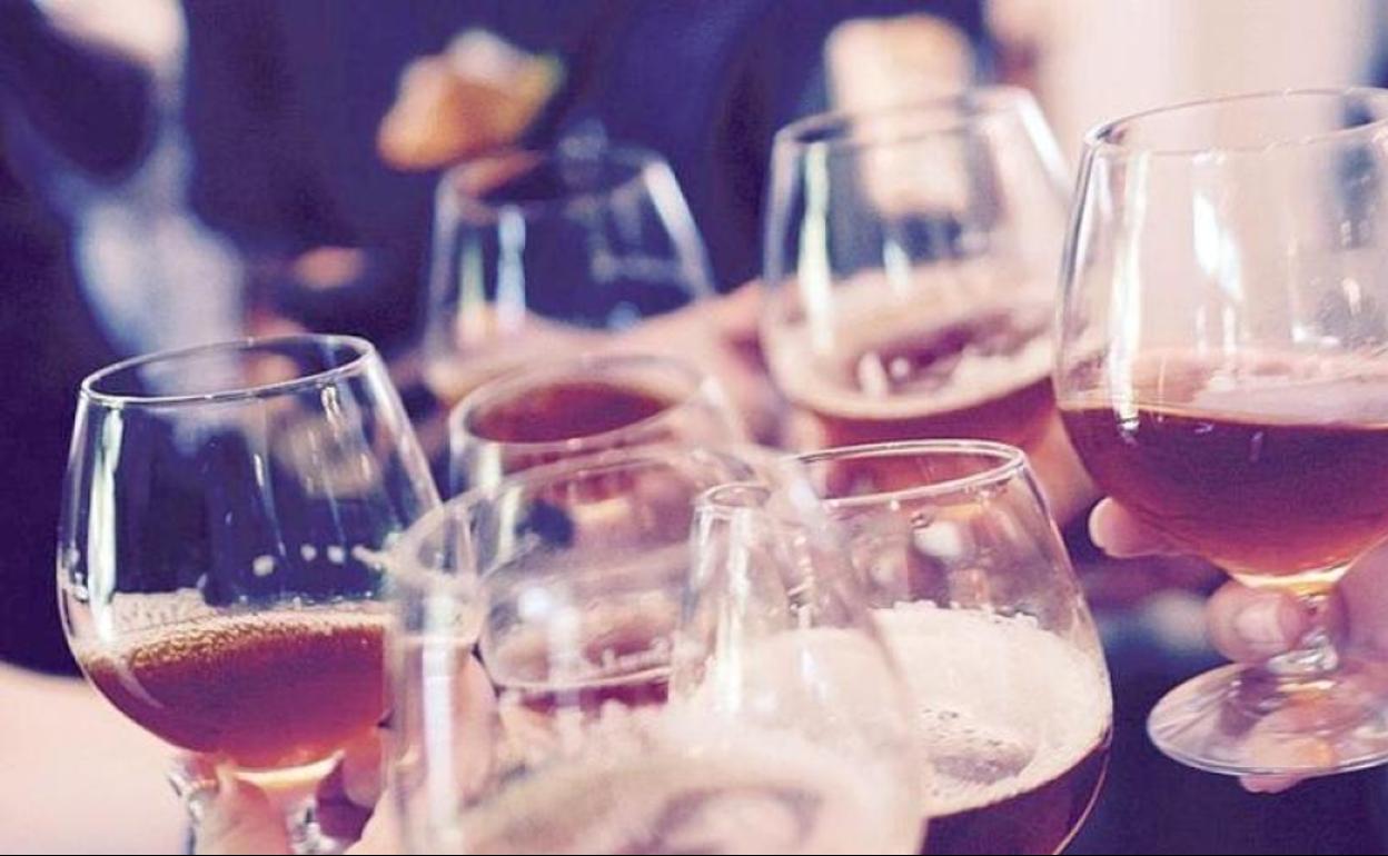 Imagen de archivo de un brindis en un local de ocio nocturno. 