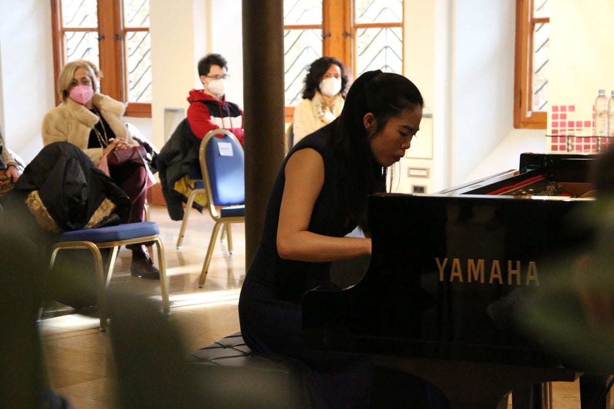 El Museo Casa Botines Gaudí y la Fundación Eutherpe han organizado el concierto de Año Nuevo en el que han participado los pupilos del maestro italiano Vincenzo Balzani.