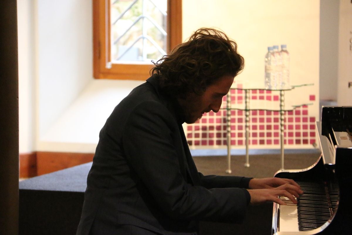 El Museo Casa Botines Gaudí y la Fundación Eutherpe han organizado el concierto de Año Nuevo en el que han participado los pupilos del maestro italiano Vincenzo Balzani.