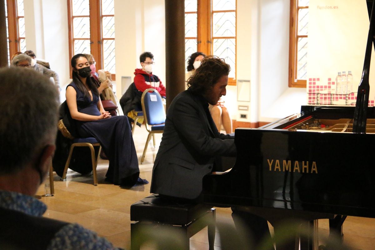 El Museo Casa Botines Gaudí y la Fundación Eutherpe han organizado el concierto de Año Nuevo en el que han participado los pupilos del maestro italiano Vincenzo Balzani.