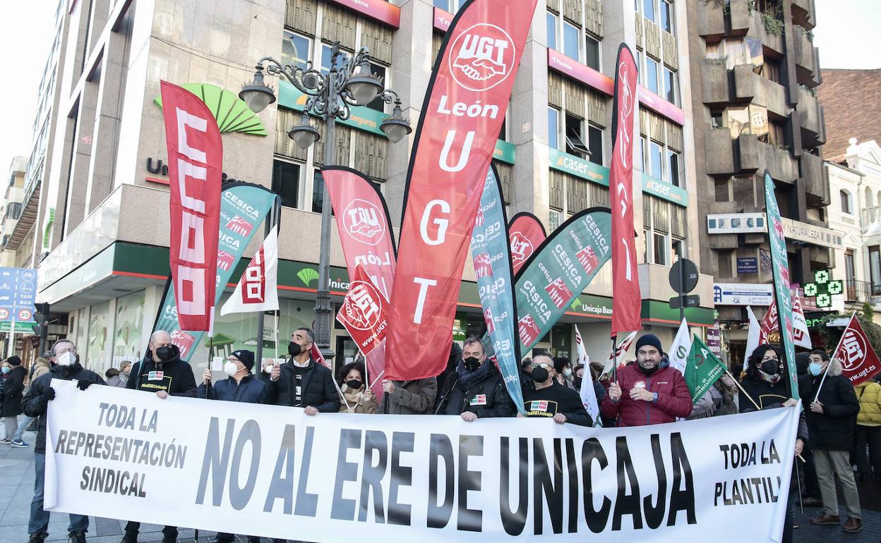 Una de las jornadas de huelga convocadas por los empleados de Unicaja Banco en León en el pasado mes de diciembre.