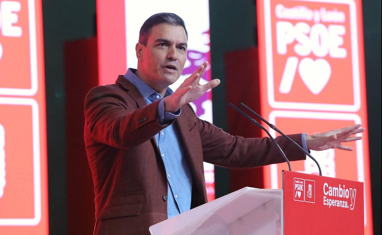 El secretario general del PSOE y presidente del Gobierno, Pedro Sánchez, y el candidato socialista a la Presidencia de la Junta, Luis Tudanca, participan en el acto de presentación de la candidatura del PSCyL en las próximas elecciones autonómicas.