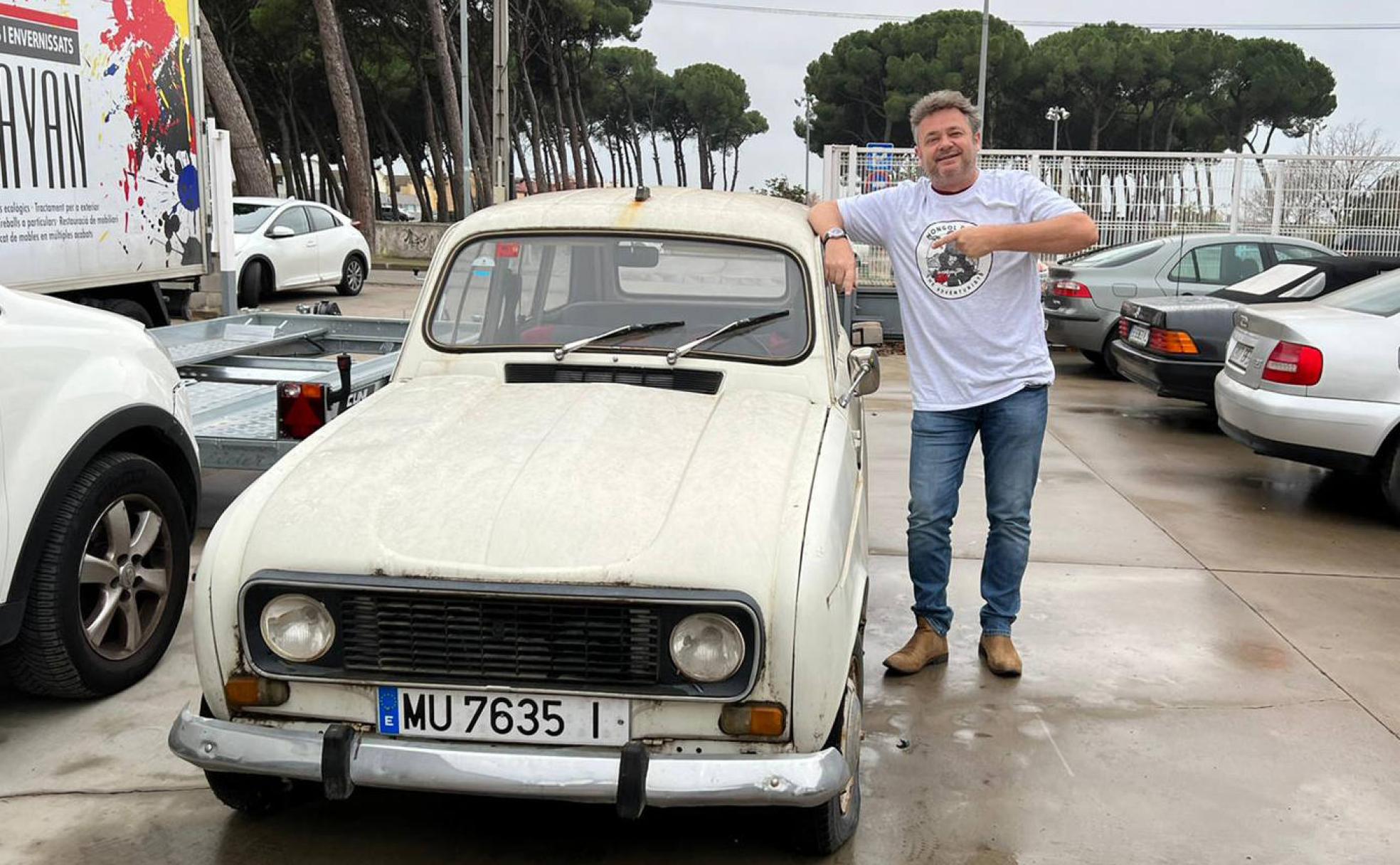 El berciano Javier Álvarez, propietario de la bodega Almázcara Majara, junto al Renault 4 con el que compite en el Mongol Rally 2022