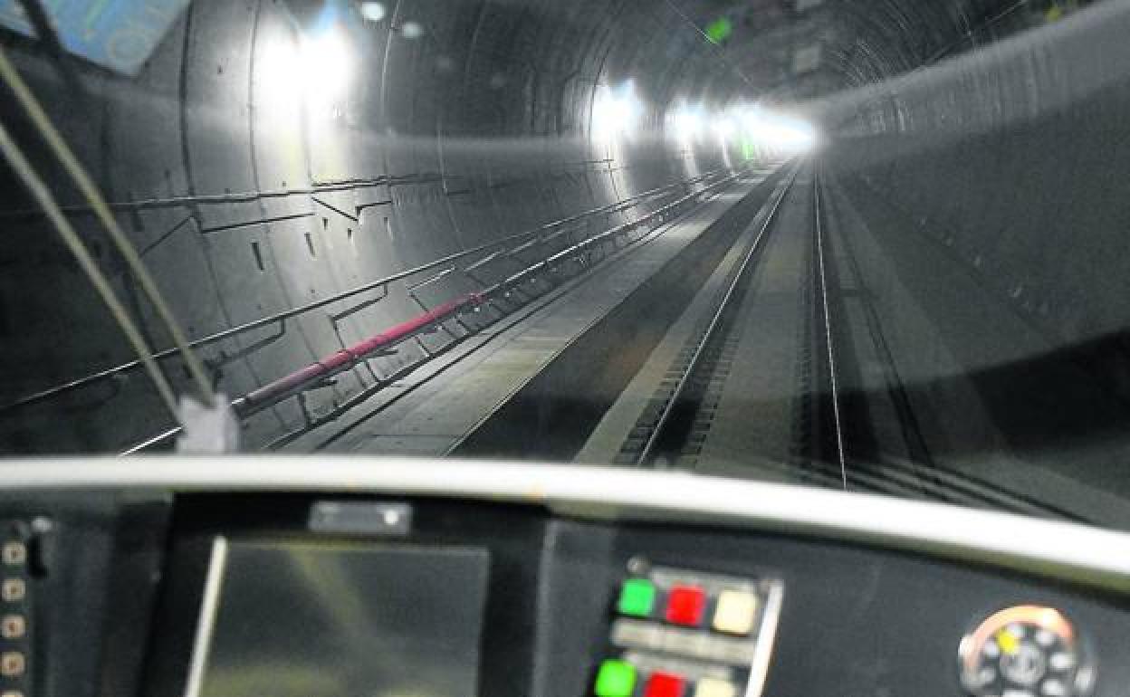 Tren laboratorio de Adif recorriendo el interior de la variante de Pajares por el lado con la vía de ancho ibérico.