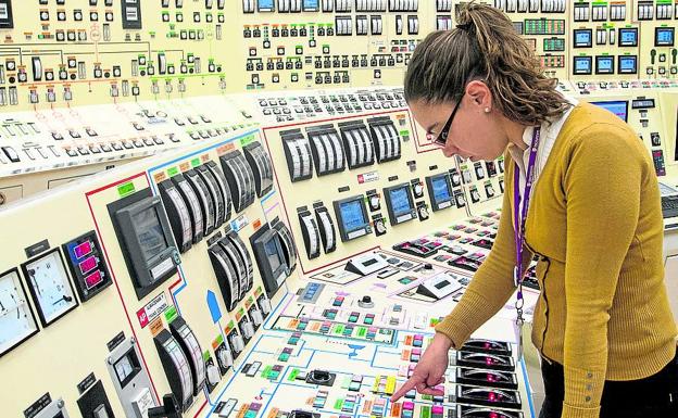 Simulador de una sala de control, lugar donde se entrenan y forman los operadores nucleares. 