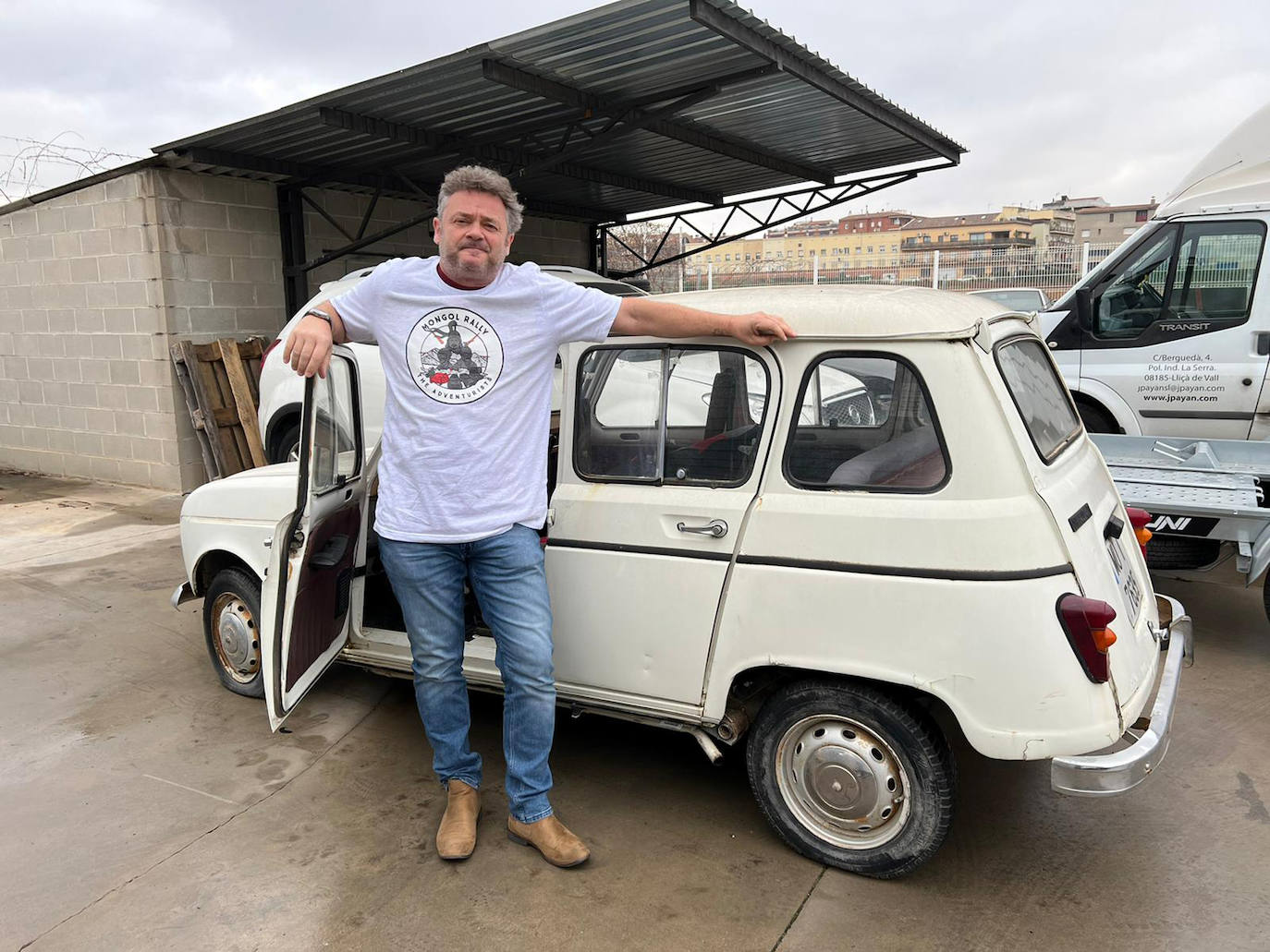 El berciano Javier Álvarez, propietario de la bodega Almázcara Majara, junto al Renault 4 con el que compite en el Mongol Rally 2022