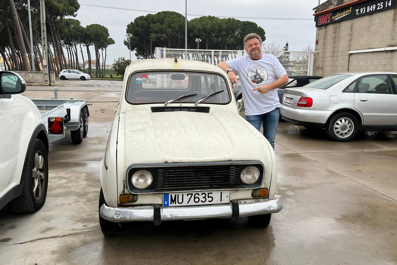 El berciano Javier Álvarez, propietario de la bodega Almázcara Majara, junto al Renault 4 con el que compite en el Mongol Rally 2022