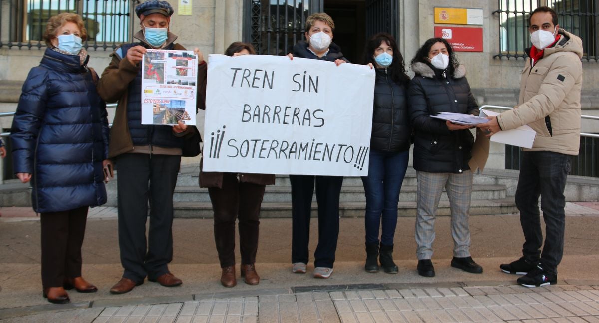 La Plataforma por el Soterramiento de San Andrés ha entregado 7.501 firmas en la subdelegación del Gobierno en León para reclamar que se retome este proyecto.
