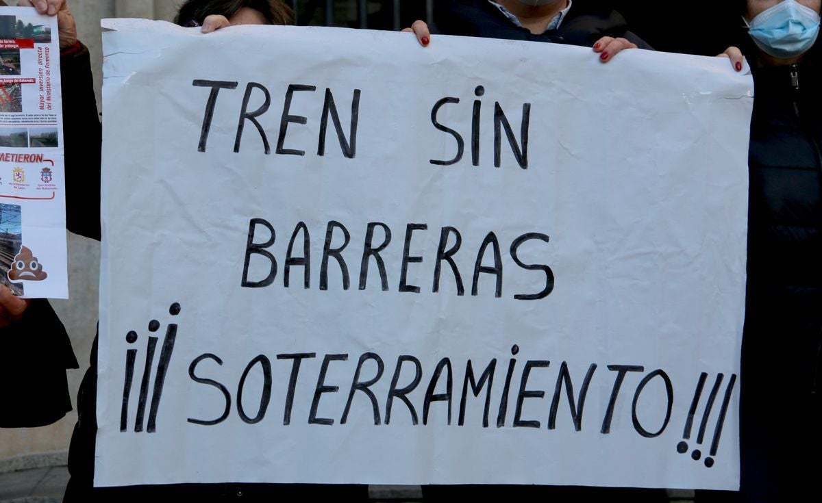 La Plataforma por el Soterramiento de San Andrés ha entregado 7.501 firmas en la subdelegación del Gobierno en León para reclamar que se retome este proyecto.