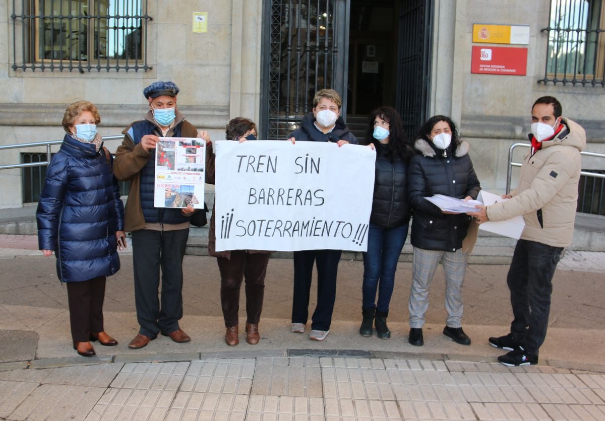 La Plataforma por el Soterramiento de San Andrés ha entregado 7.501 firmas en la subdelegación del Gobierno en León para reclamar que se retome este proyecto.