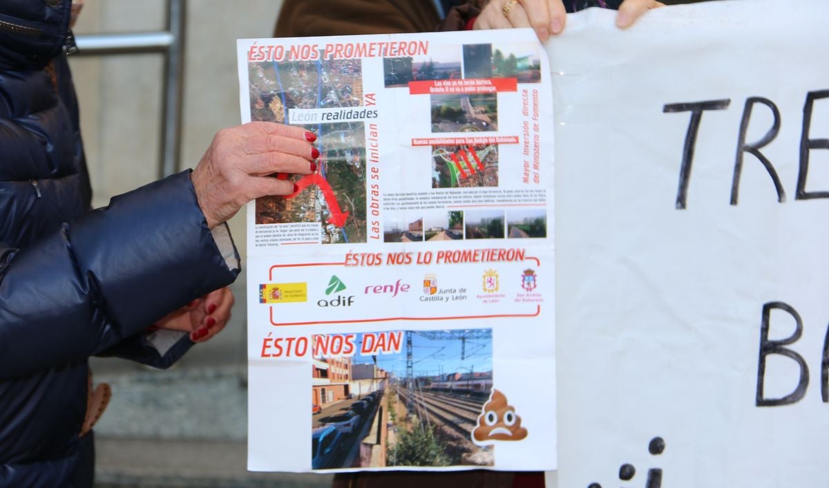 La Plataforma por el Soterramiento de San Andrés ha entregado 7.501 firmas en la subdelegación del Gobierno en León para reclamar que se retome este proyecto.
