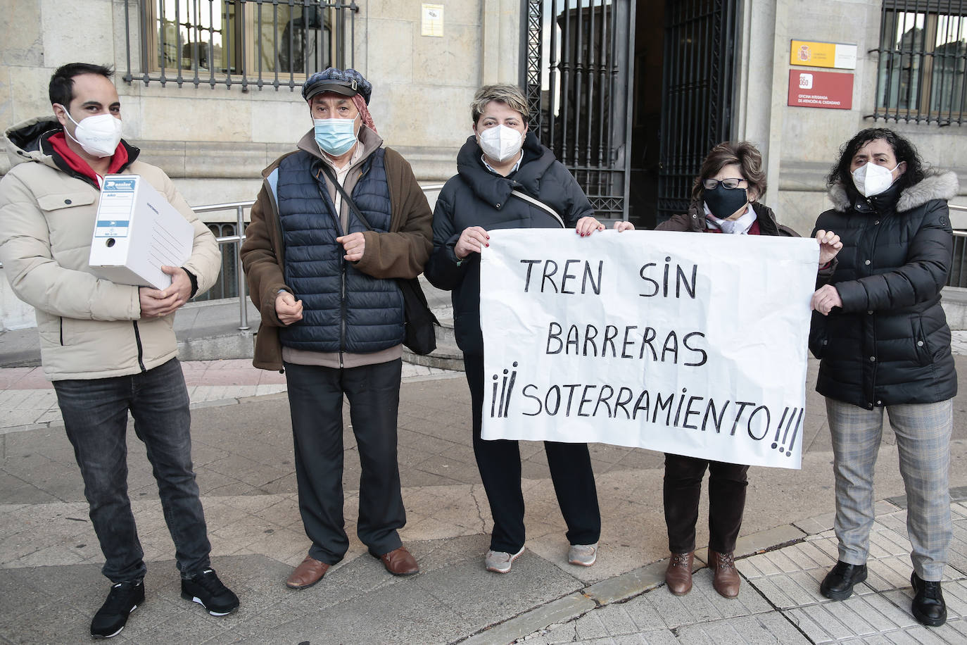 La Plataforma por el Soterramiento de San Andrés ha entregado 7.501 firmas en la subdelegación del Gobierno en León para reclamar que se retome este proyecto.