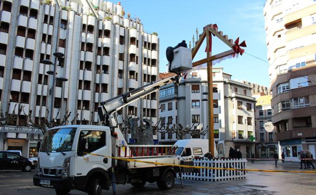 Los operarios han comenzado a desmontar la decoracion navideña en el centro de León