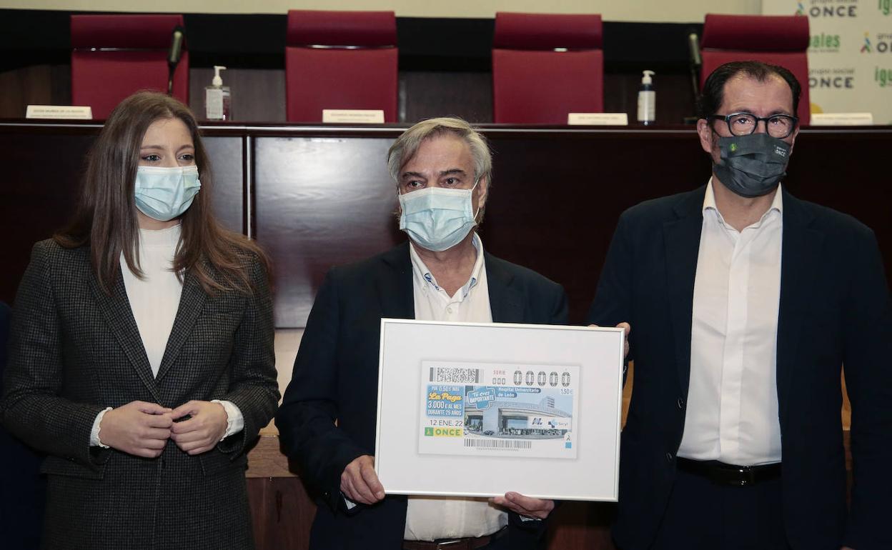 De izquierda a derecha, Ester Muñoz, delegada de la Junta de Castilla y León, José Pedro Fernández, gerente del Hospital de León e Ismael Pérez, delegado territorial de la Once en Castilla y León de la Once.